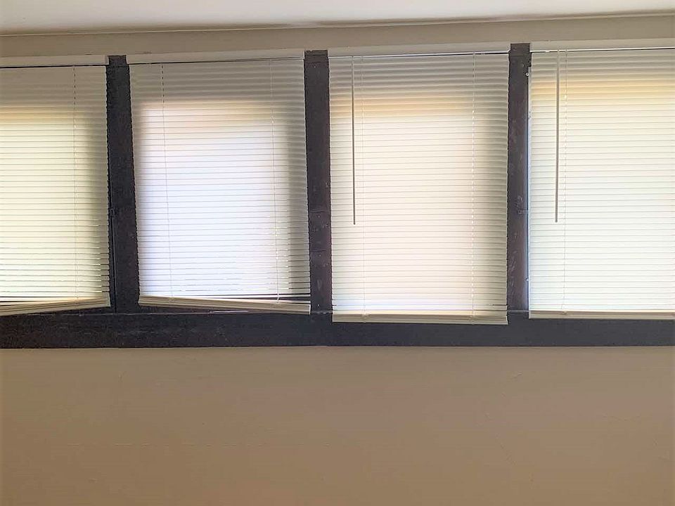 Rm #25 Has 4 Windows