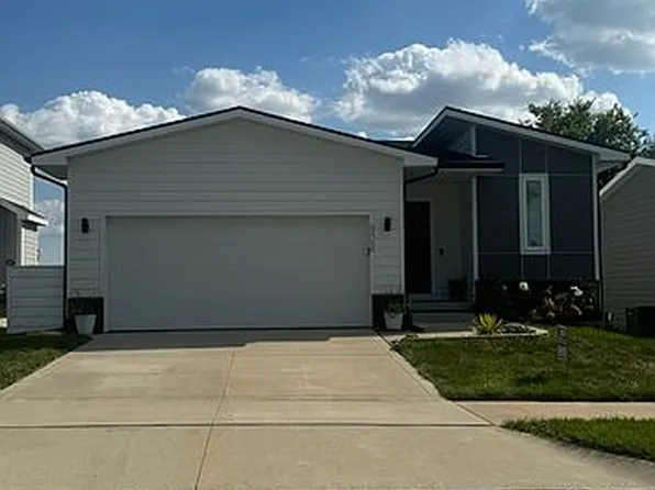 902 NE 14th St, Grimes, IA 50111