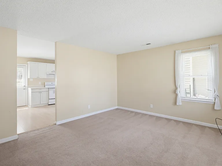 210 E McCulloch St — Photo 8