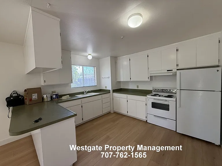 327 Bassett St #C — Photo 4