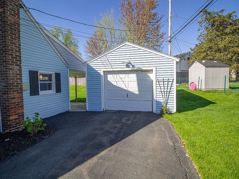 7 David Rd — Photo 3