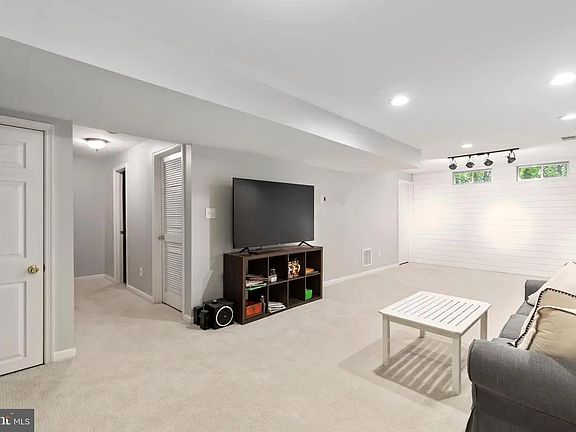 4th image of 9 Westhampton Ct