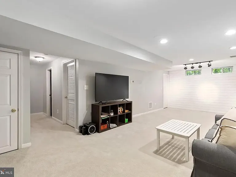 9 Westhampton Ct — Photo 4