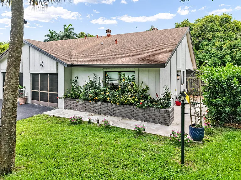 4335 Palm Forest Dr N — Photo 2