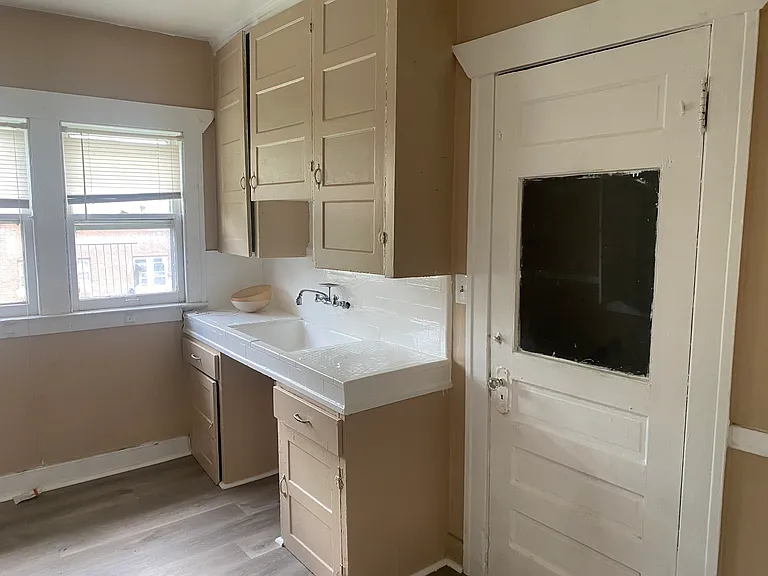 2645 W Grand St — Photo 6