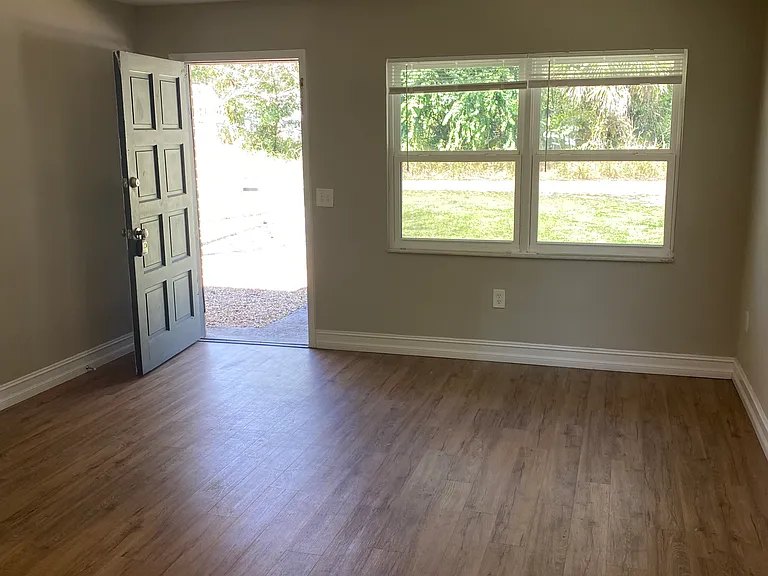421 Baker Ave — Photo 2