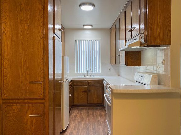 5th image of 8455 Lindley Ave #304