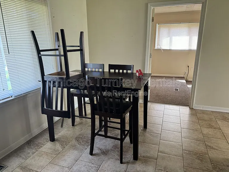 105 S Sycamore Ln — Photo 4