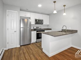 1050 Hope Street, 2 beds  1.0 baths (800 sqft)