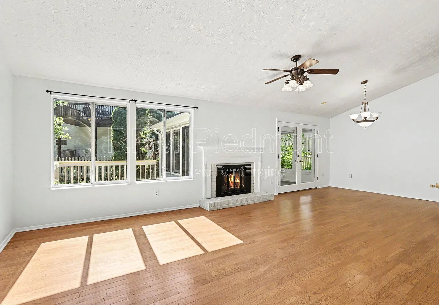 3 bed, 2.0 bath, 1448 sqft, $2,500 — Photo 2
