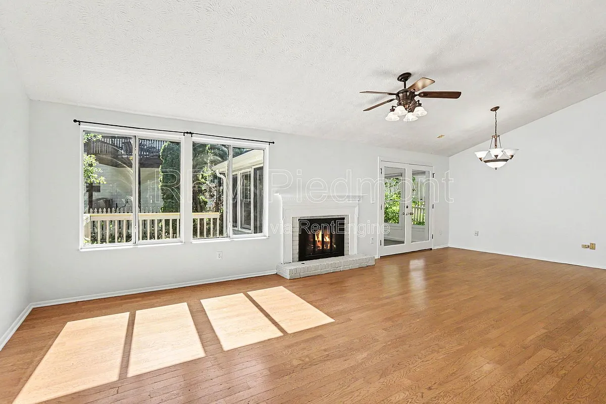 Building Photo - 10475 Willow View Cir