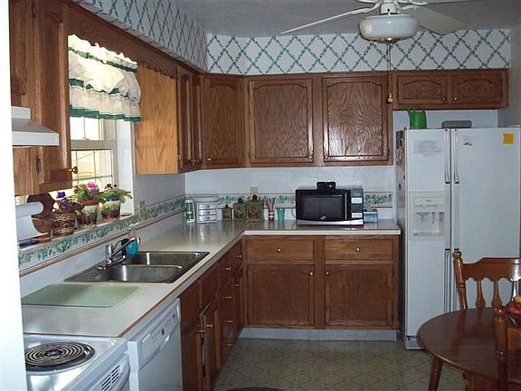 4th image of 783 Willowdale Ave