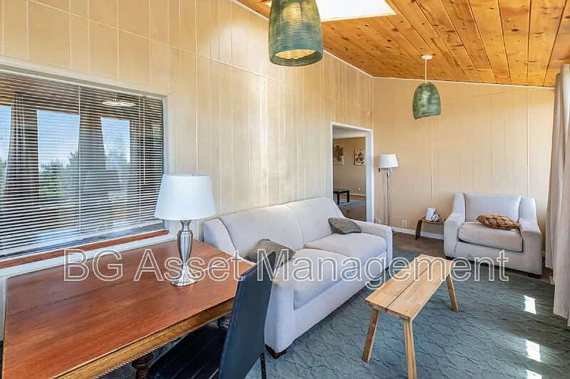 4 bed, 3.0 bath, 1494 sqft, $3,900 — Photo 2