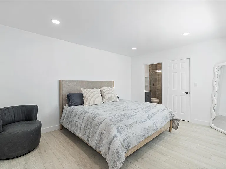 543 NE 3rd Ave — Photo 13