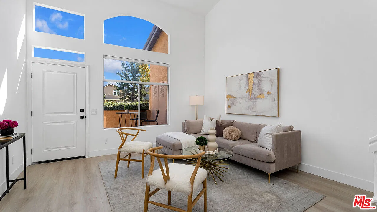 1 bed, 1.0 bath, 936 sqft, $3,270 — Photo 2