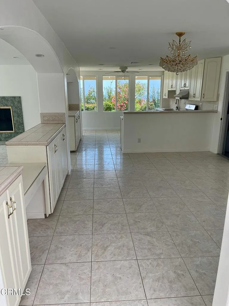 4 bed, 2.5 bath, 2300 sqft, $5,650 — Photo 3