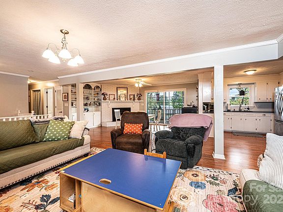 5th image of 107 Oakwood St