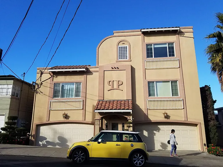 569 Merritt Ave — Photo 1