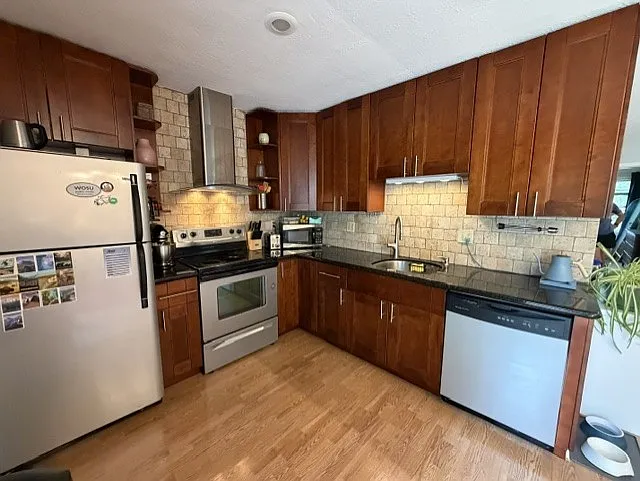 33 Charleston Ave — Photo 18