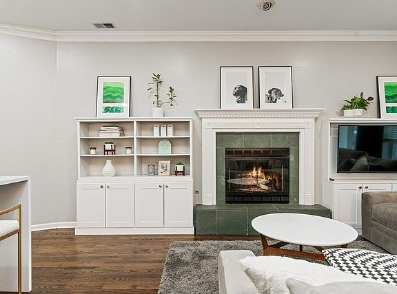 4th image of 2422 W Gunnison St APT 1