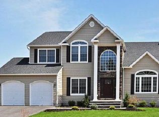 4 Farmhouse Ln, Smithtown, NY 11787