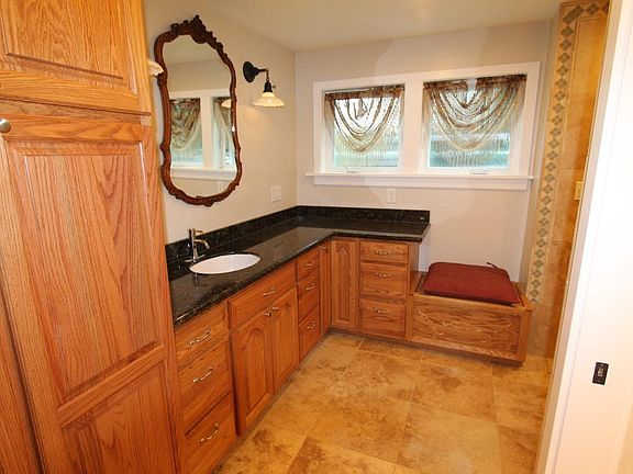 Bathroom (view to sink)