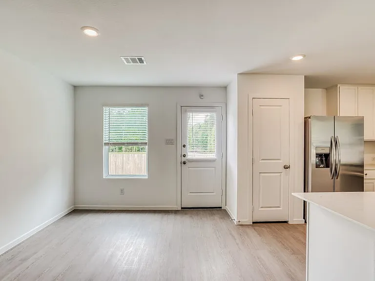 343 Parkin Ct — Photo 6