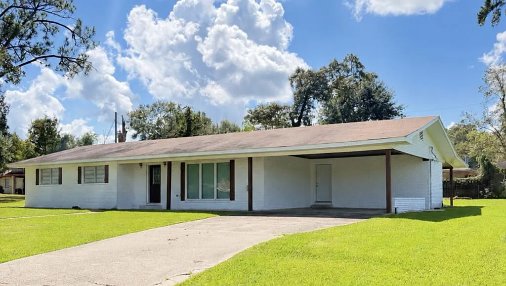3 bed, 2.0 bath, 1840 sqft, $1,700 — Photo 1