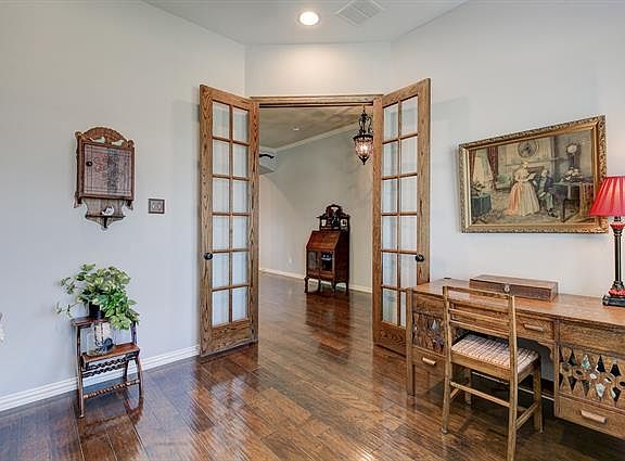5th image of 2203 Houston Dr