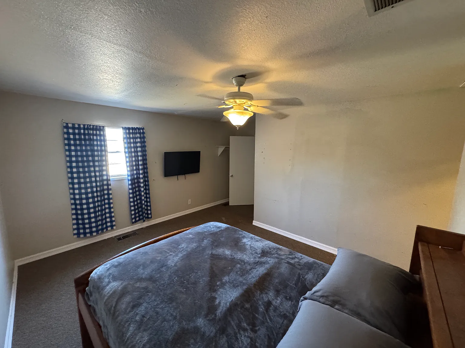 3 bed, 1.5 bath, 3000 sqft, $975 — Photo 1
