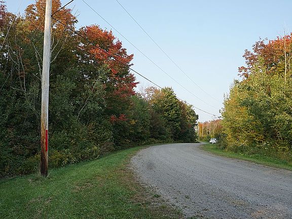 5th image of Twin Ponds Dr