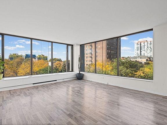 3rd image of 5455 N Sheridan Rd APT 515