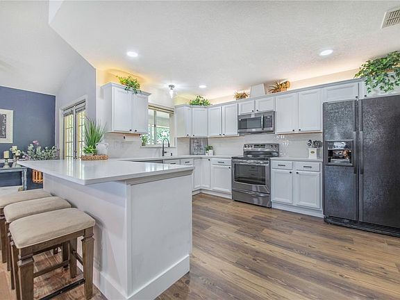 3rd image of 23 OAKWOOD RD