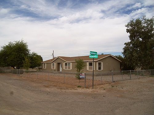 2125 E Hackamore