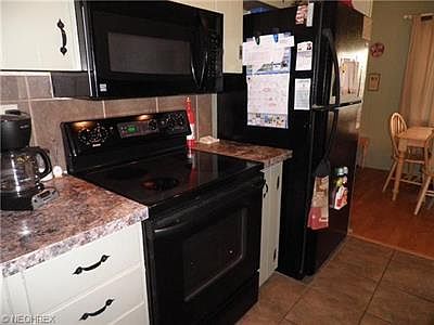 5th image of 484 Waterbury Dr