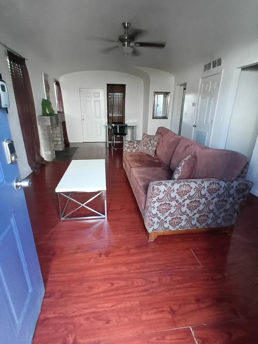 2 bed, 900 sqft, $1,599 — Photo 2