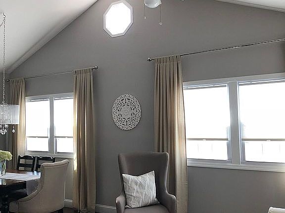 Living Room ; Tons of Light