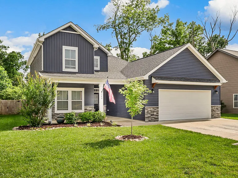 323 Crusaw Dr — Photo 1