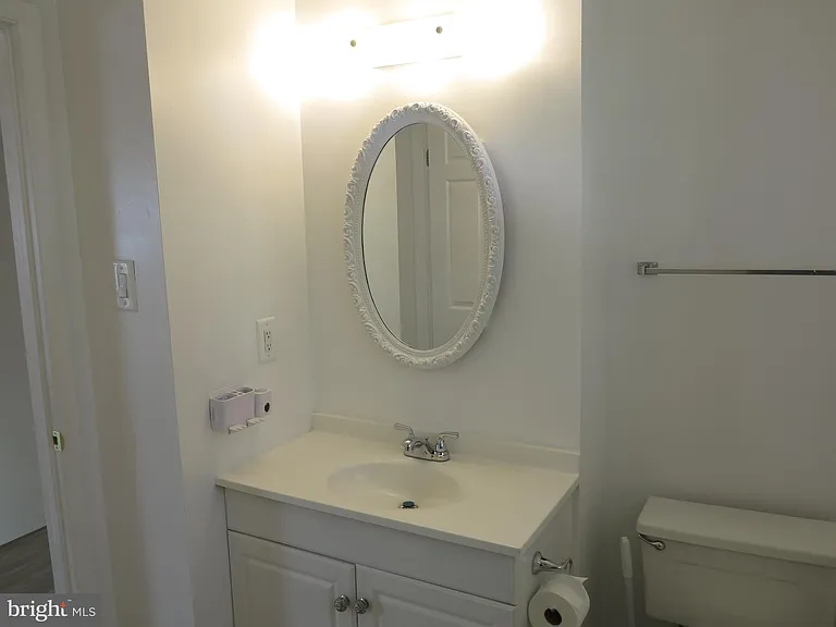 8406 Woodford Ct — Photo 38