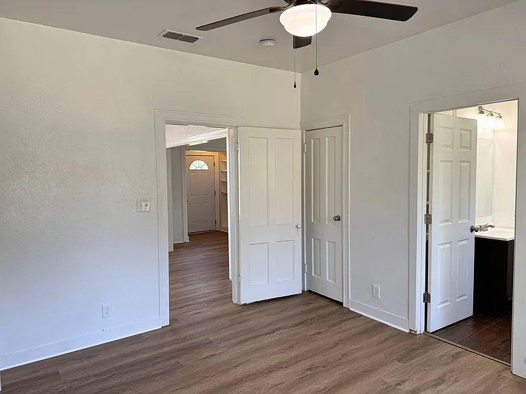 2137 Avenue J — Photo 21