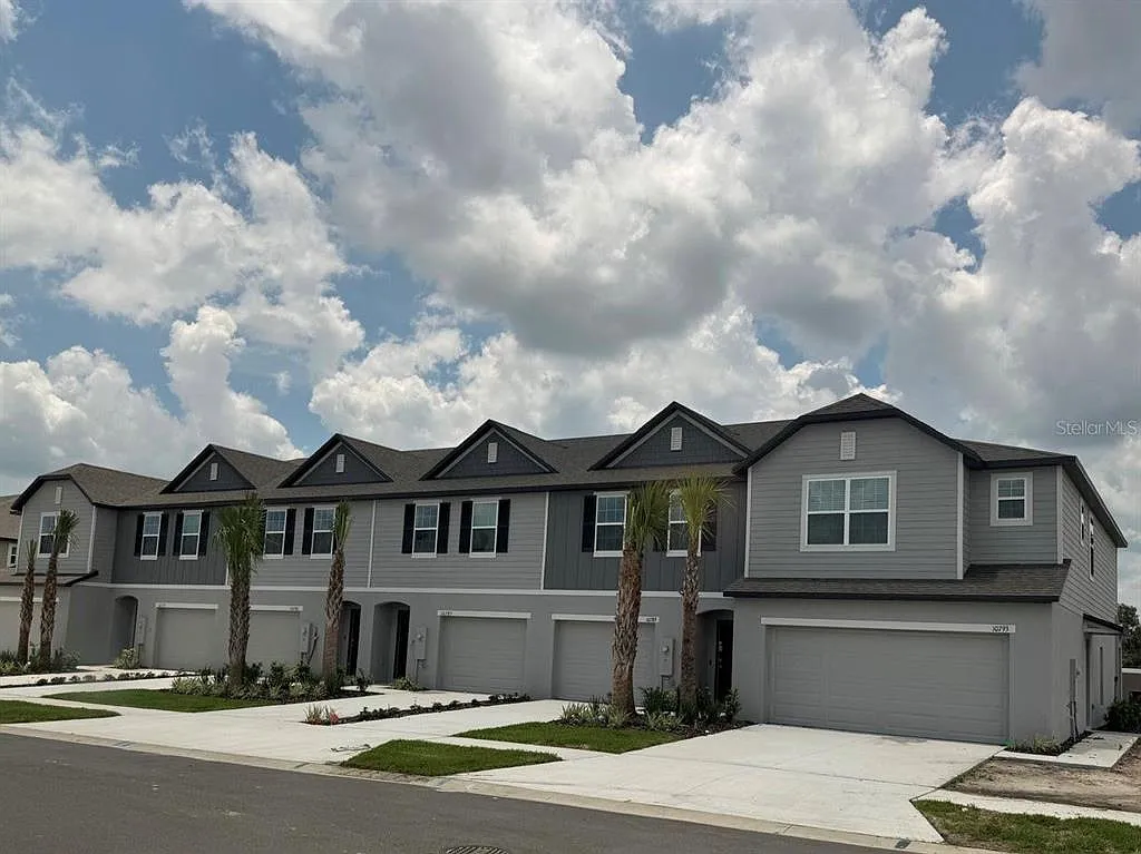 3 bed, 2.5 bath, 1694 sqft, $2,300 — Photo 2