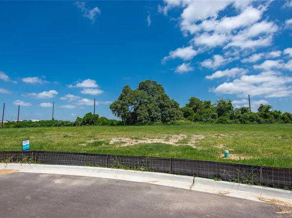 512 Trend View Dr, Weimar, TX 78962