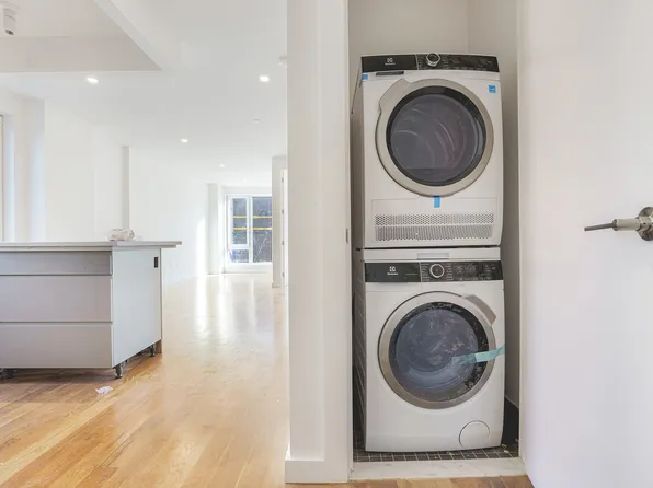 138-25 Barclay Avenue image 4 of 20