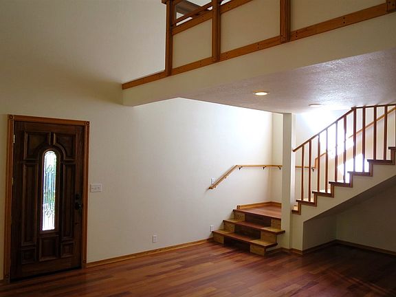 3rd image of 215 Lakeview Dr