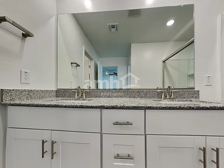 614 W Hackamore Ave — Photo 8