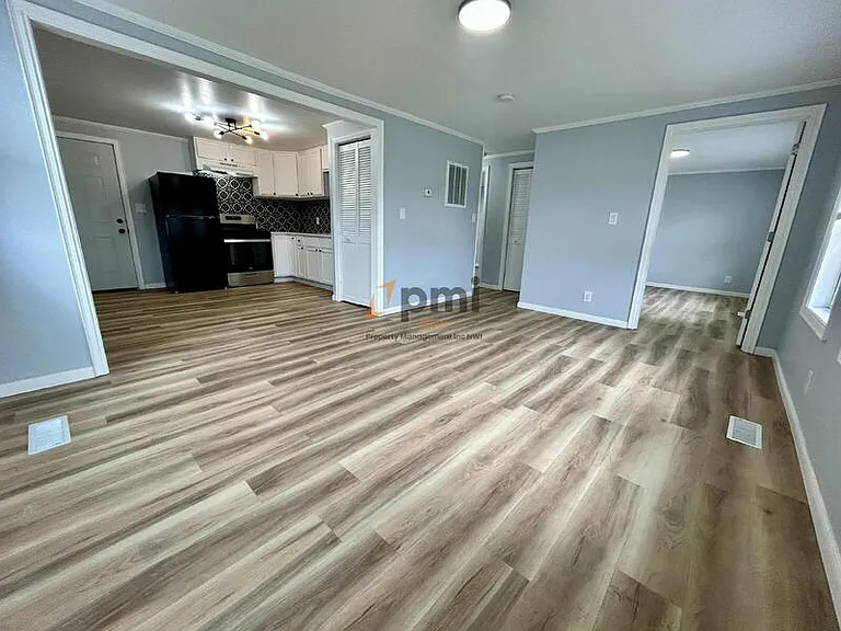 2925 Silverbrook Ave — Photo 2