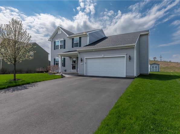 1088 Harlowe Ln, Farmington, NY 14425