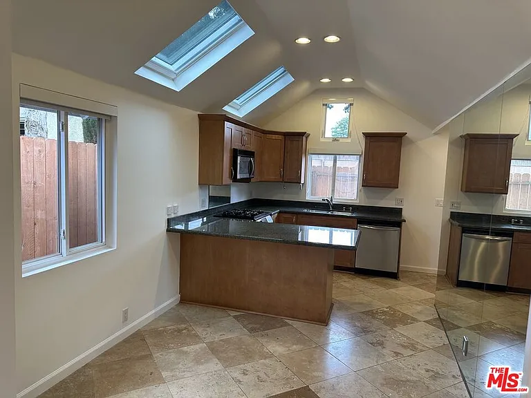 2454 Penmar Ave — Photo 35