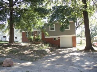 3225 Queen Ridge Dr, Independence, MO 64055