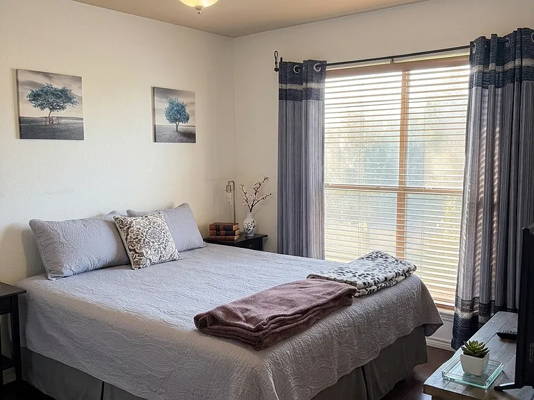 3008 Elie St — Photo 2